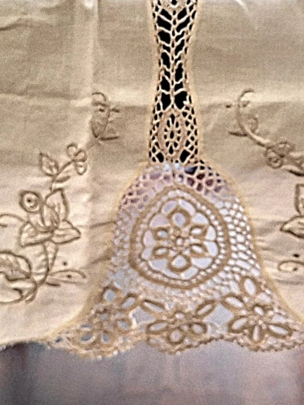 Vintage Oval Crocheted Maderia Style Lace Cutwork Tablecloth 62”x75”